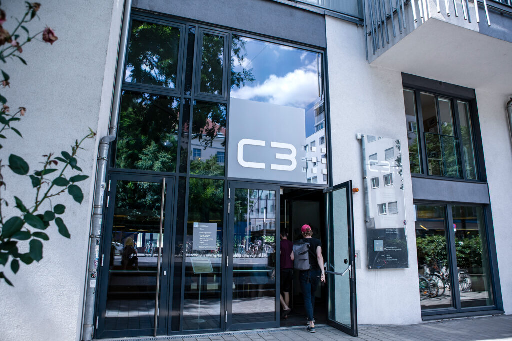 Eingang ins C3, ein junger Mann geht hinein