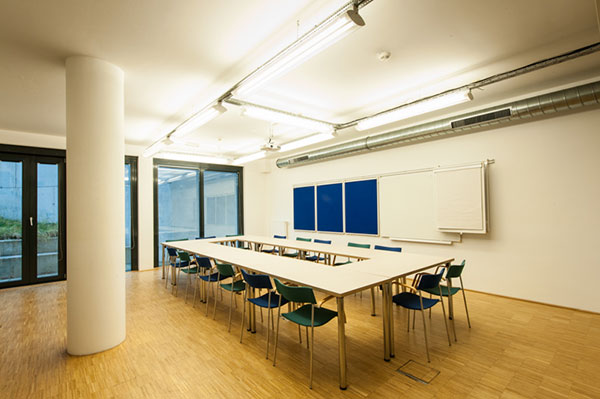 Veranstaltungsraum mit Tischen und Stühlen