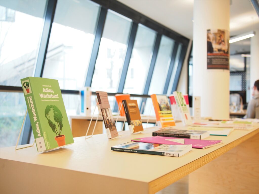 Büchertisch in der C3-Bibnliothek