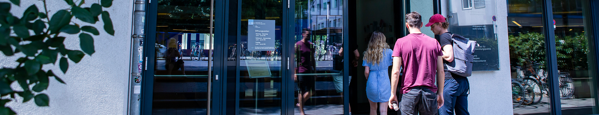 Personen gehen in die C3 Bibliothek hinein.