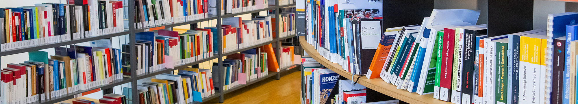 Ausschnitt Bücherregal in der C3-Bibliothek
