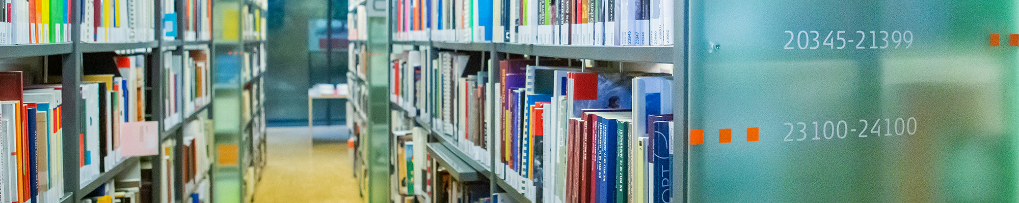Bücherregale in der Bibliothek