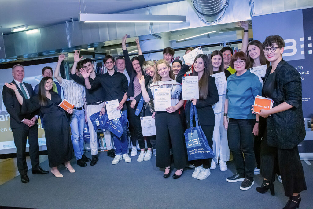 zu sehen ist eine Gruppe von Schüler*innen, die den C3 Award erhalten haben.