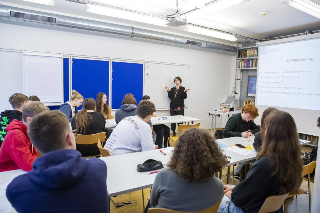 Workshop: Referentin steht vorne, Jugendliche hören zu