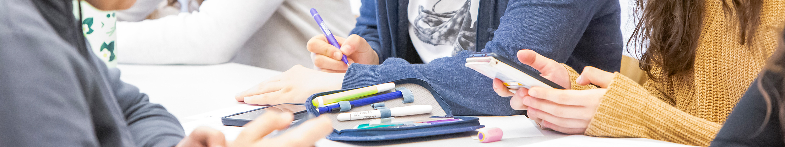 Schüler_innen recherchieren in der C3-Bibliothek