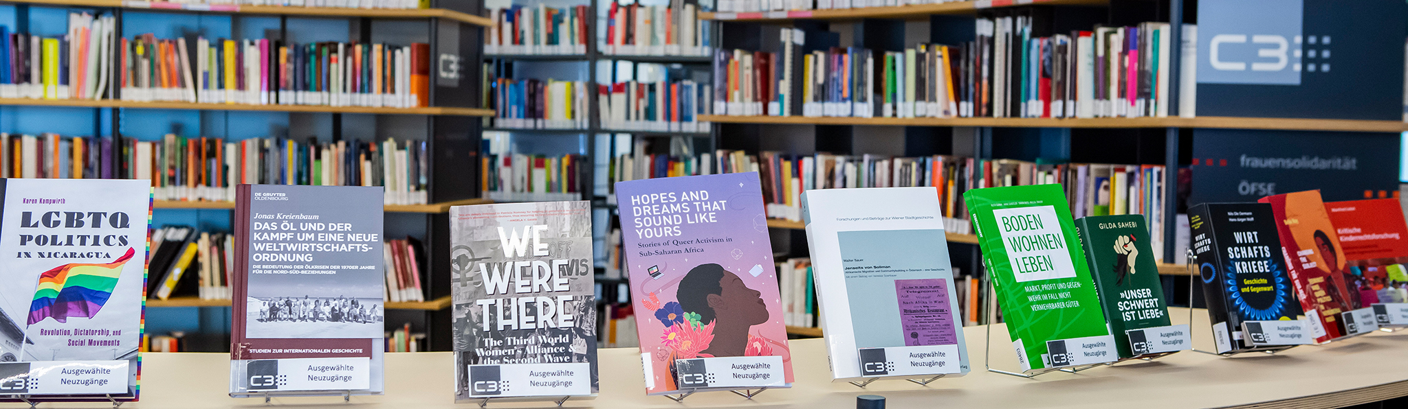 Bücher in einer Buchausstellung in der Bibliothek