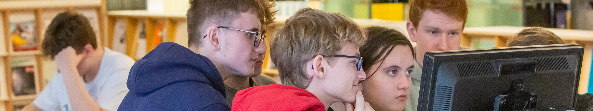 Schüler_innen recherchieren in der C3-Bibliothek