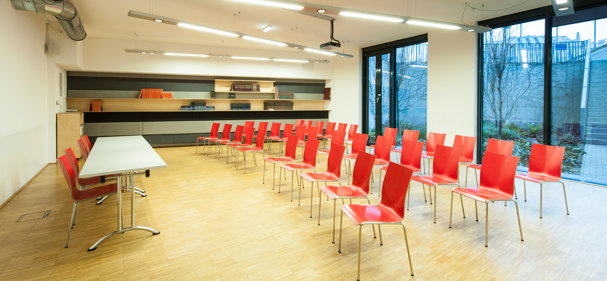 Veranstaltungsraum mit Stühlen