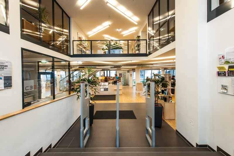 Ansicht auf die C3 Bibliothek nach dem Öffnen der Eingangstür.