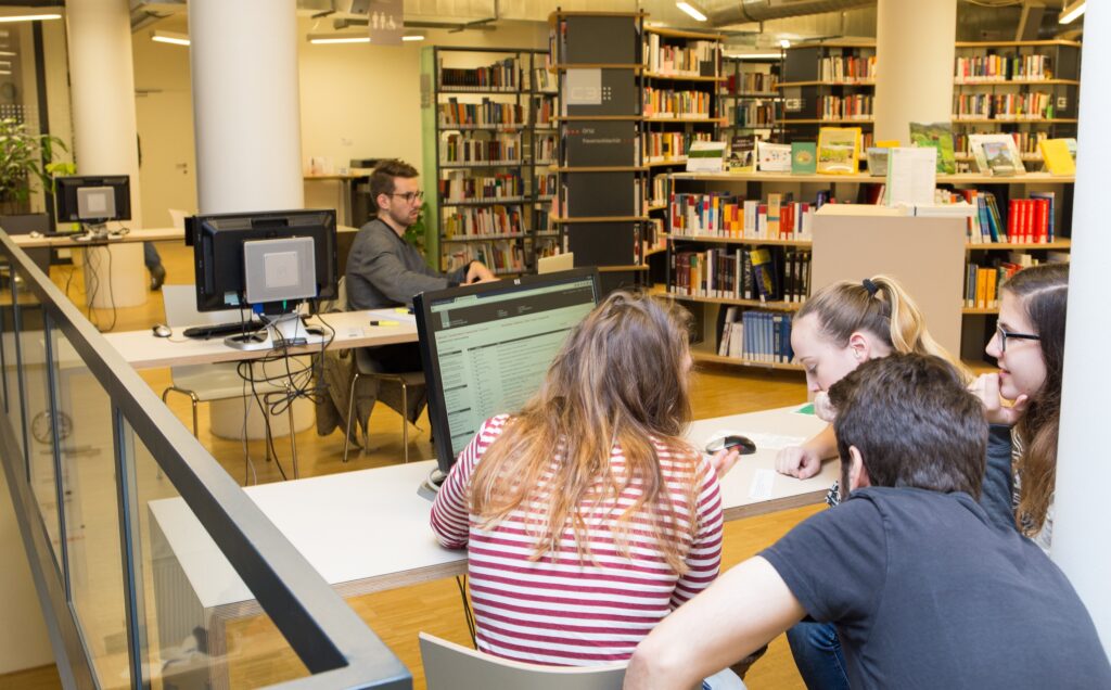 Schüler_innen bei der Beratung in der Bibliothek