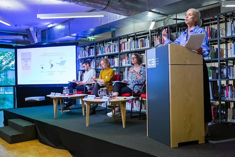 Personen am Podium bei einer wissenschaftlichen Konferenz