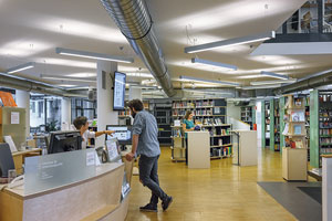 Person, die am Bibliotheksdesk steht